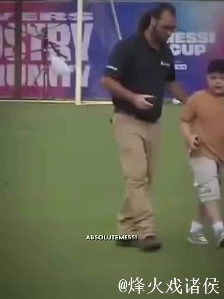 梅西看到小球迷想合影被阻拦,直接招呼他过来 梅西看到小球迷想合影被阻拦,直接招呼他过来