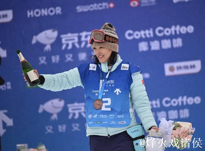 蔡雪桐获得U型场地世界杯单板滑雪第三名 蔡雪桐获得U型场地世界杯单板滑雪第三名